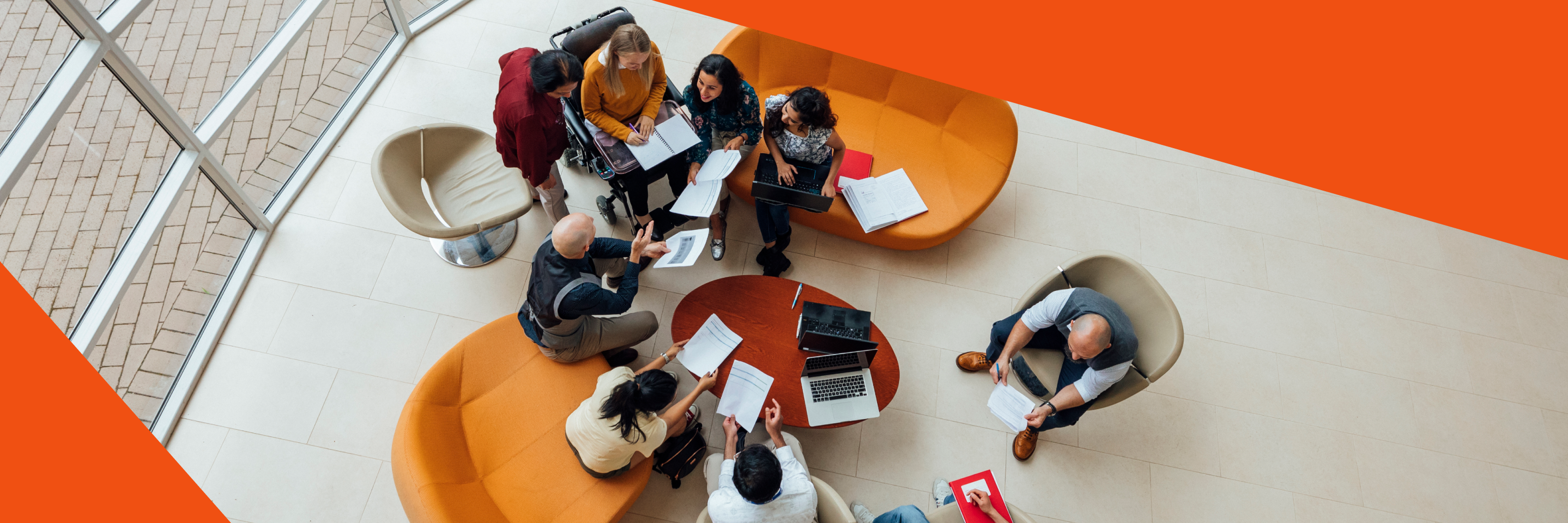 Menschen diskutieren in einem modernen Büro.