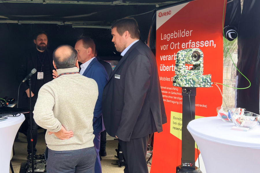 Gruppe diskutiert bei einer Veranstaltung im Freien.