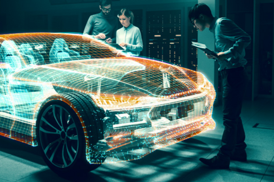 Ingenieur:innen analysieren ein digitales 3D-Hologramm eines Autos in einer Hightech-Umgebung.