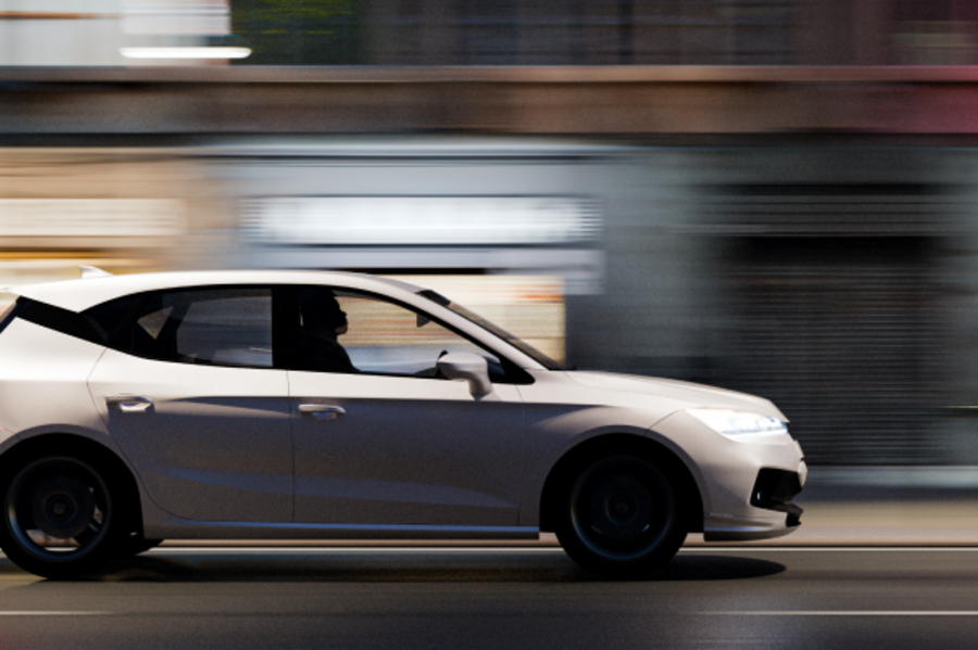 Ingenieur:innen analysieren ein digitales 3D-Hologramm eines Autos in einer Hightech-Umgebung.