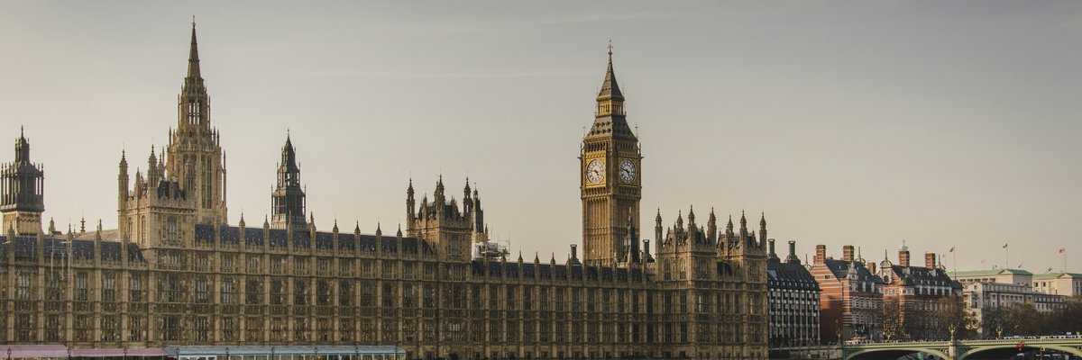 Boote auf der Themse mit Blick auf Big Ben.