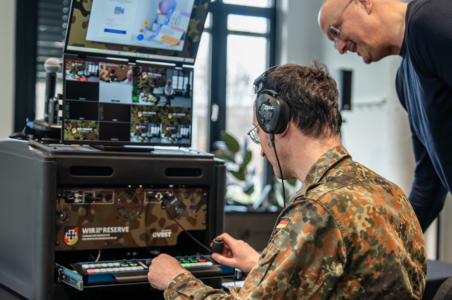 Zwei Personen mit einem Steuerelement.