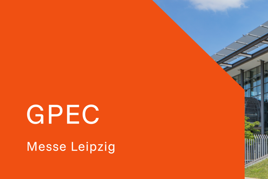 Modernes Gebäude mit Veranstaltungsdetails.