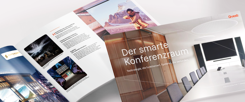 Aufgeschlagenes Qvest-Playbook mit Smart-Conference-Room-Konzept und Projektbeispielen.