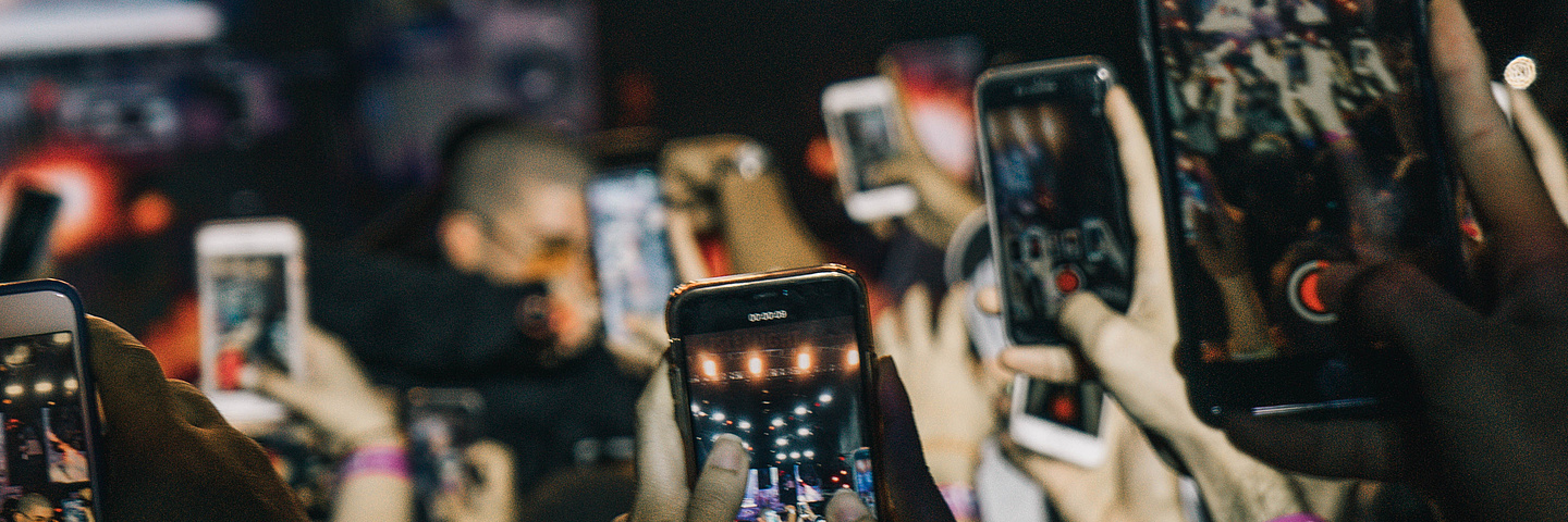 crowd concert videoing