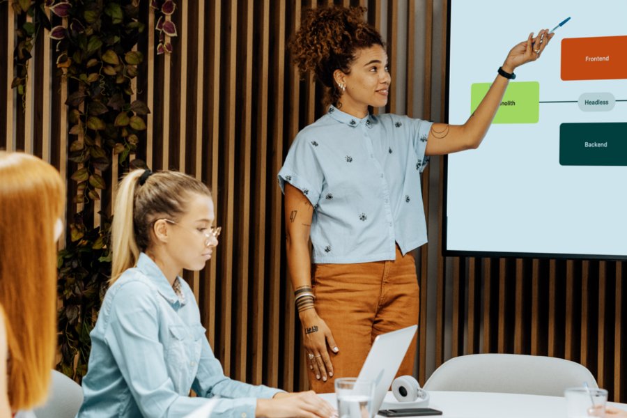 Frau präsentiert in einem Besprechungsraum.