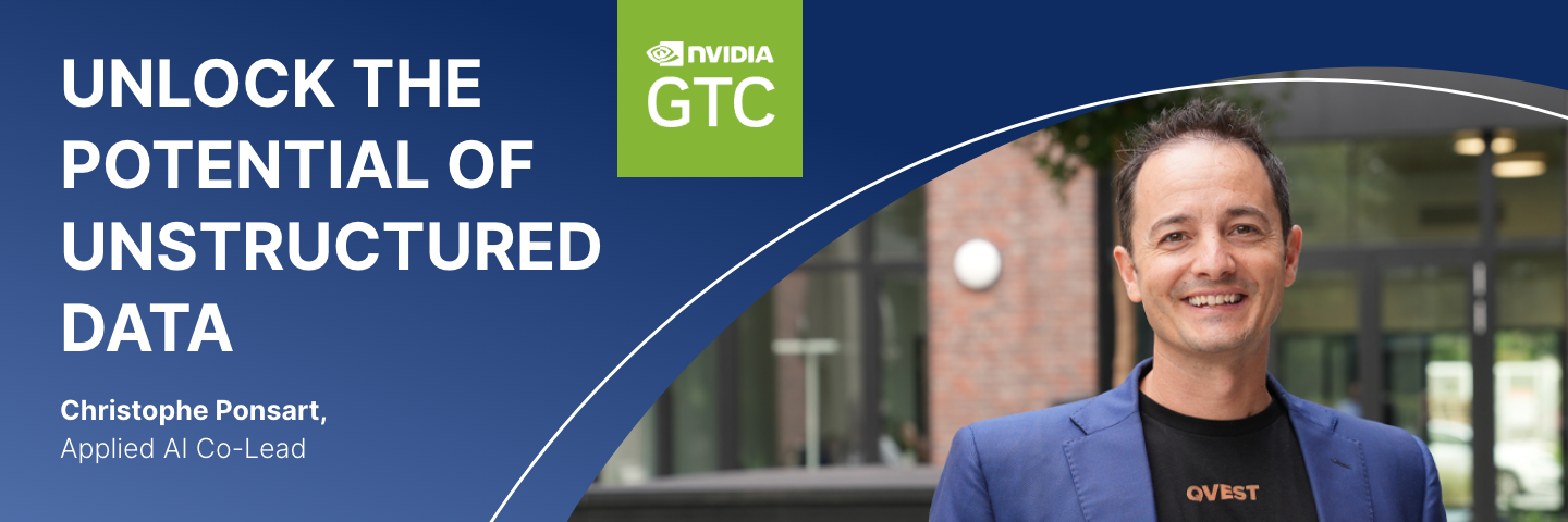 Mann lächelt in einer professionellen Umgebung.