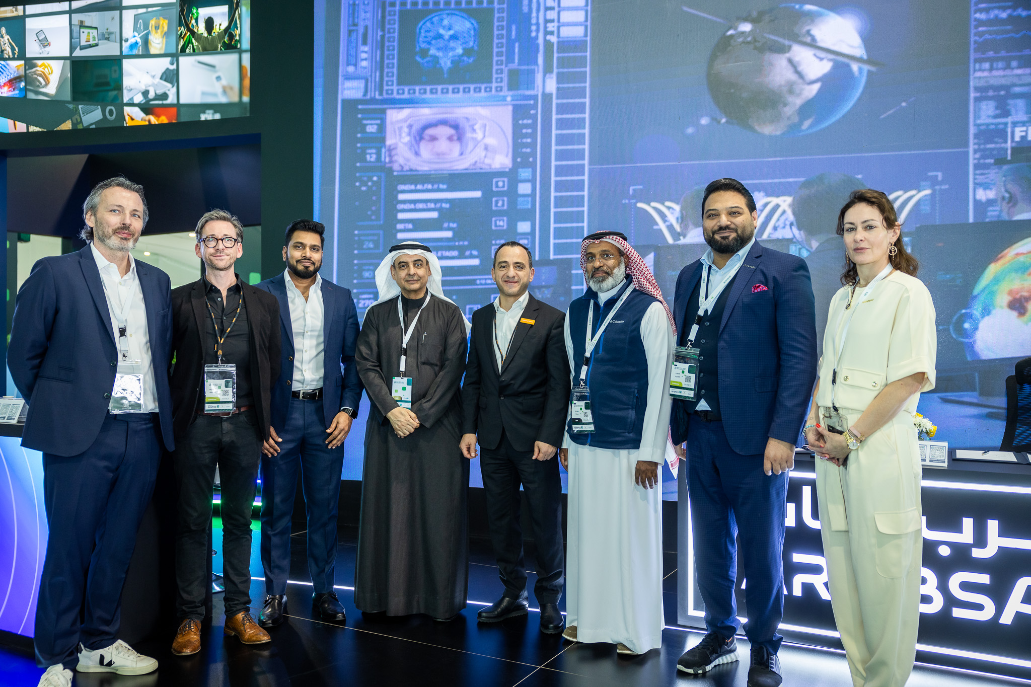 Gruppe von Menschen an einem Konferenzstand.