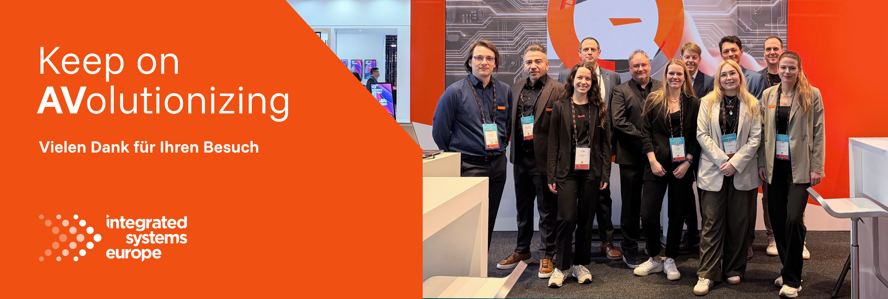Messeteam am Qvest-Stand mit „Keep on AVolutionizing – Thank you for visiting“.