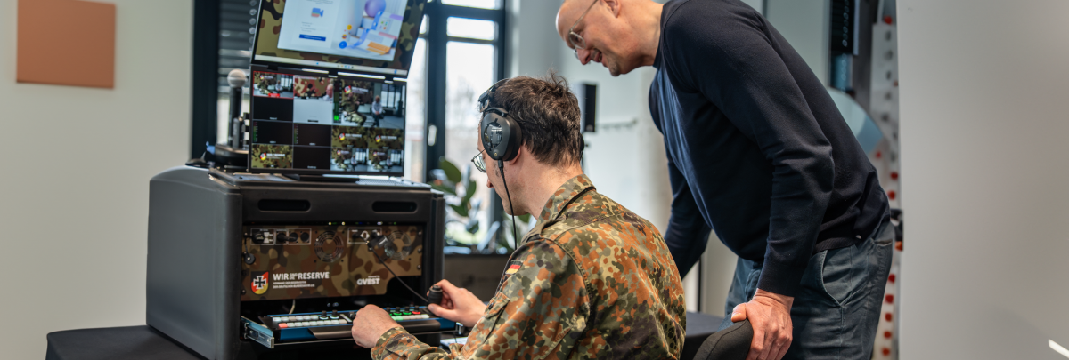 Zwei Personen mit einem Steuerelement.