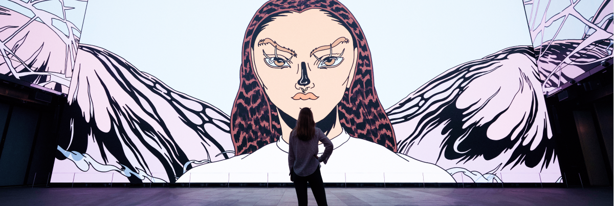 Person vor einer großen LED Wall mit einer abstrakten Illustration einer Frau drauf.